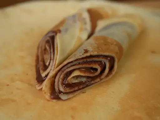 Zwei gerollte Pfannkuchen mit Schokoladencreme, ein köstliches Pfannkuchen Rezept.
