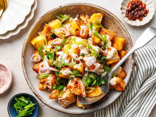 Ein köstlicher, knuspriger Kartoffelsalat mit cremiger Sauce, Frühlingszwiebeln und Kräutern. Perfekt für jeden Anlass!