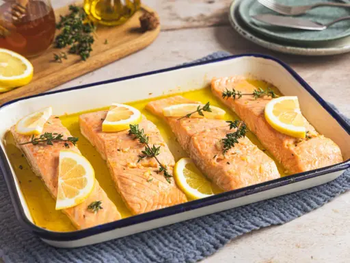 Vier saftige Lachsfilets mit Zitrone und Kräutern im Ofen gebacken, ein köstlicher lachs mediterran ofen.