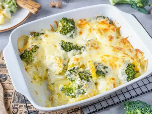 Ein köstlicher Kartoffel-Brokkoli-Auflauf mit geschmolzenem Käse, bereit zum Servieren.