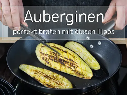 Auberginen-Scheiben werden in der Pfanne gebraten. Perfekt für einfache Auberginen Rezepte aus der Pfanne.
