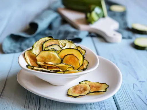 Knusprige Zucchinichips in einer Schüssel, eine tolle Idee für gesunde Snack-Ideen.