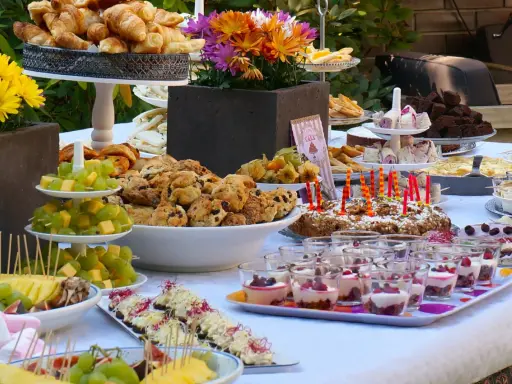 Leckere Brunch Ideen: Croissants, Kuchen, Obstspieße und süße Desserts in Gläsern laden zum Genießen ein.