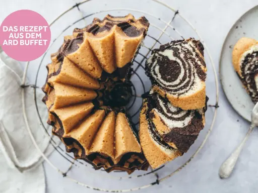 Ein saftiger Zebrakuchen, perfekt für das nächste Kaffeekränzchen. Dieses Zebrakuchen Rezept ist ein Klassiker!