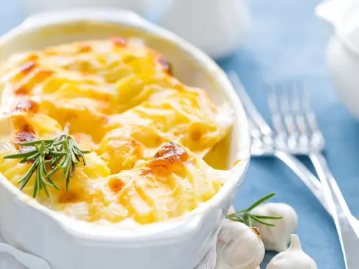 Ein goldbrauner Kartoffelauflauf mit Rosmarin und Knoblauch, bereit zum Servieren. Ein köstliches Auflauf Rezept für jeden Anlass.