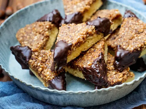 Dreieckige Nussecken mit Schokoladenspitze, ein köstliches Rezept für süße Leckereien.