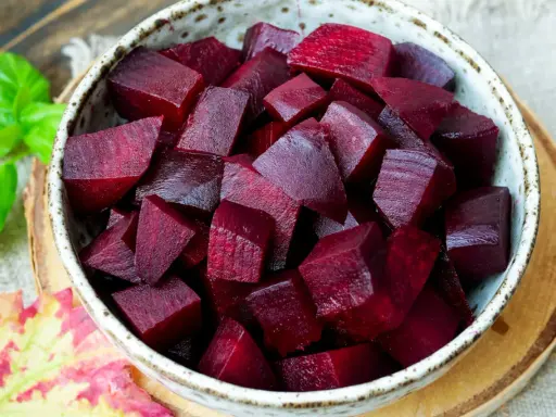Schüssel mit gewürfelten, gekochten roten Bete. Die rote Bete kochzeit ist vorbei, bereit für Salate oder Beilagen.