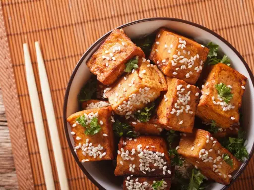 Knusprig gebratene Tofuwürfel mit Sesam und Petersilie, eine köstliche Idee für Rezepte mit Tofu natur.