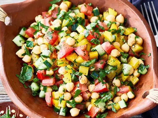 Frischer Kichererbsensalat mit Tomaten, Gurken und Paprika – eine köstliche Idee für mediterrane Kost Rezepte.