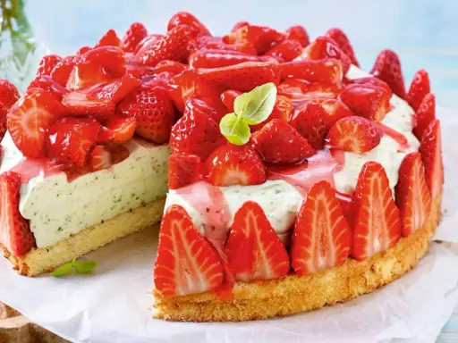 Erdbeer Basilikum Torte: Ein saftiger Biskuitboden, umhüllt von frischen Erdbeeren, mit einer cremigen Füllung, verfeinert mit Basilikum und Erdbeersauce.