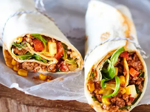 Zwei leckere wraps mit hackfleisch, Mais, Tomaten und Salat, serviert auf Backpapier.