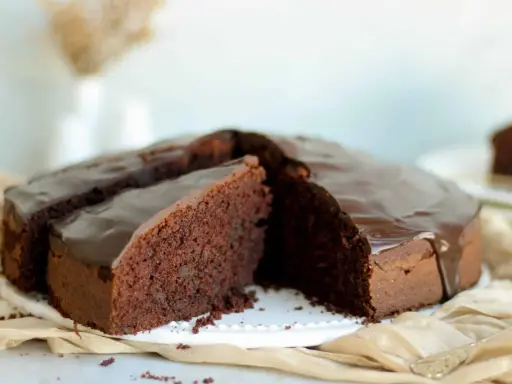 Ein saftiger Schokoladenkuchen mit glänzender Glasur, perfekt für alle, die einfache schokoladenkuchen rezepte lieben.