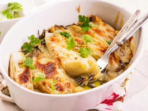 Überbackener Chicorée mit Käse und Kräutern, ein köstliches Gericht, das Lust auf mehr Chicorée Rezepte macht.