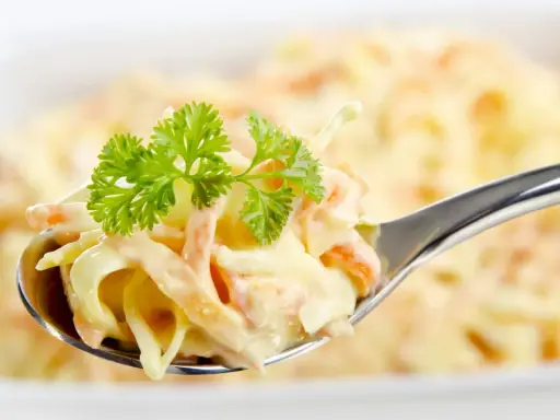 Ein Löffel cremiger Krautsalat, garniert mit Petersilie. Perfekt für jedes coleslaw rezept.