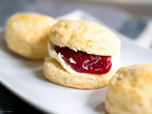 Ein Scones-Rezept, das zu köstlichen, mit Clotted Cream und Marmelade gefüllten Scones führt. Perfekt für den Nachmittagstee.