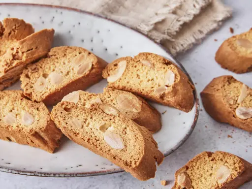 Knusprige Cantuccini mit Mandeln auf einem Teller, perfekt für ein Cantuccini Rezept.
