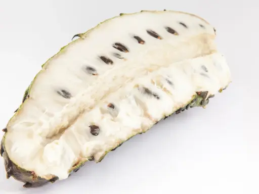Aufgeschnittene Soursop-Frucht mit weißem Fruchtfleisch und dunklen Kernen, bereit für den Genuss.