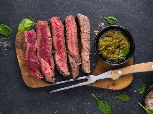 Saftiges Steak, perfekt gegrillt, mit Kräuterpesto. Tolle Ideen für Gasgrill Rezepte!