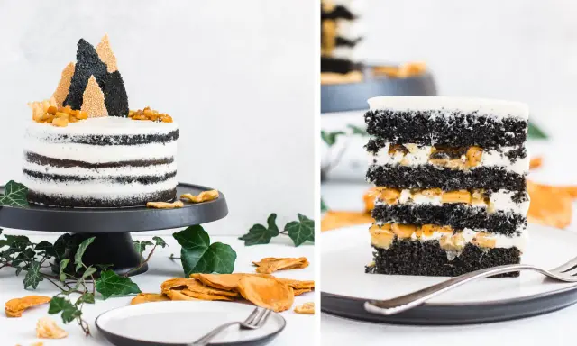 Schwarzer Sesam-Kuchen mit weißer Creme und Fruchtfüllung, inspiriert von schwarzen Sesam Rezepten. Ein Stück des Kuchens zeigt die Schichten.
