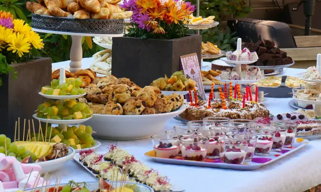 Leckere Brunch Ideen: Croissants, Kuchen, Obstspieße und süße Desserts in Gläsern laden zum Genießen ein.