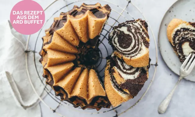 Ein saftiger Zebrakuchen, perfekt für das nächste Kaffeekränzchen. Dieses Zebrakuchen Rezept ist ein Klassiker!