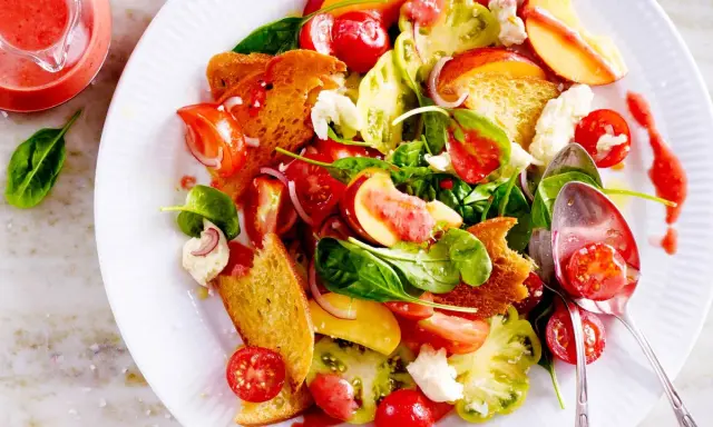Bunter Salat mit Tomaten, Pfirsich, Brot und Käse – ein Fest für die Sinne und ein Beispiel für raffinierte Sommersalate.