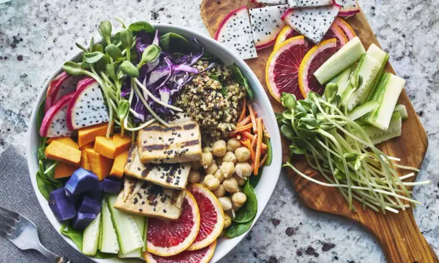 Bunter Buddha Bowl mit Tofu, Quinoa, Süßkartoffeln, Drachenfrucht und Sprossen – perfekt für das leichte essen an warmen tagen.