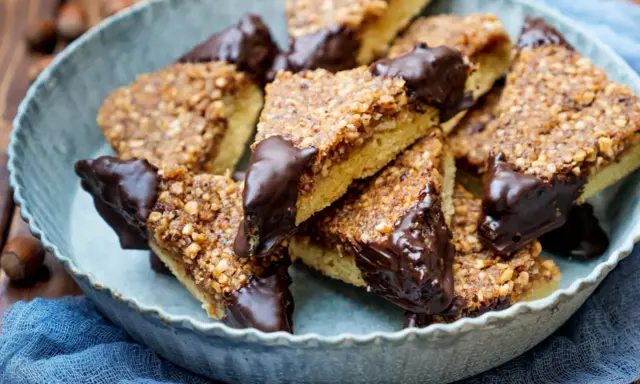 Dreieckige Nussecken mit Schokoladenspitze, ein köstliches Rezept für süße Leckereien.