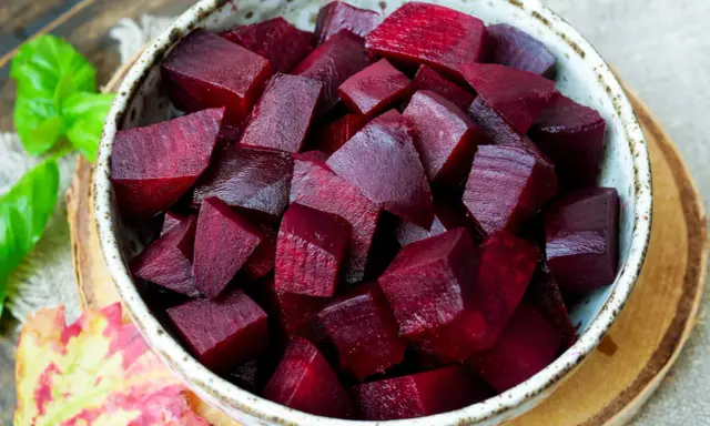 Schüssel mit gewürfelten, gekochten roten Bete. Die rote Bete kochzeit ist vorbei, bereit für Salate oder Beilagen.