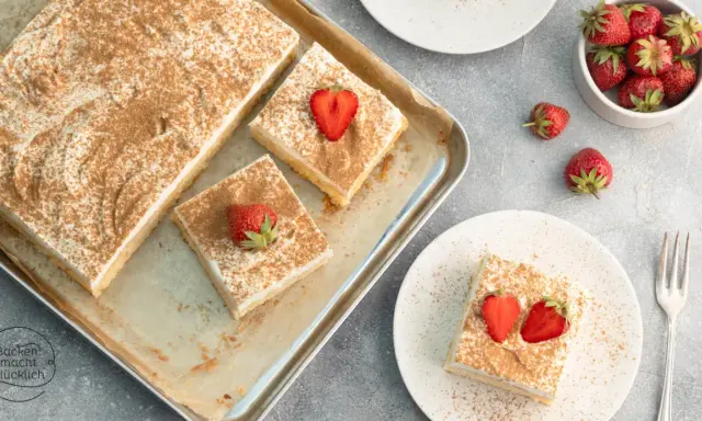 Saftiger Tres Leches Kuchen, bestreut mit Zimt und garniert mit frischen Erdbeeren. Ein Genuss für jeden Anlass.
