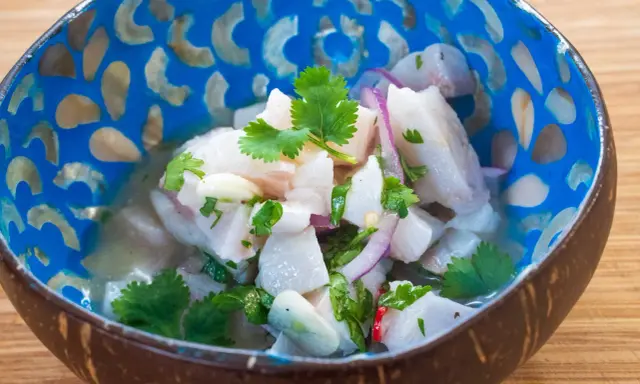 Frisches Ceviche im Kokosnussschalen-Schälchen, garniert mit Koriander. Ein authentisches Ceviche Rezept original, das Lust auf mehr macht.