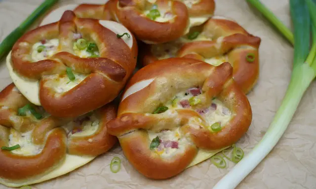 Herzhafte Snacks: Laugenbrezeln gefüllt mit Käse, Schinken und Frühlingszwiebeln. Schnell und einfach zubereitet für den kleinen Hunger zwischendurch.