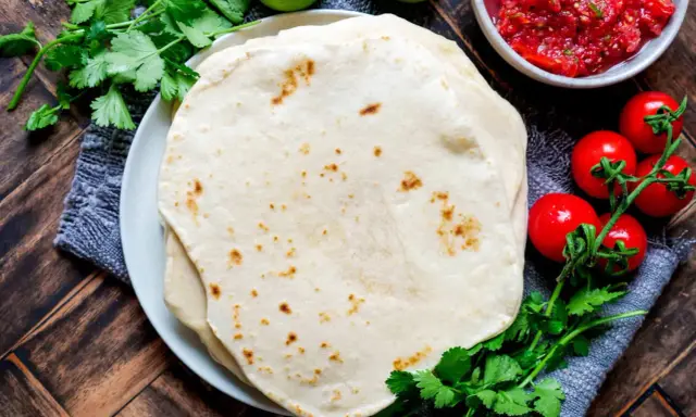 Frische Tortillas, perfekt für jedes Tortilla Rezept, mit Salsa, Tomaten und Koriander.