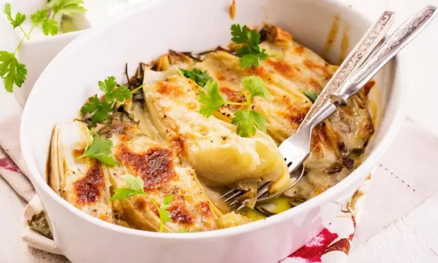 Überbackener Chicorée mit Käse und Kräutern, ein köstliches Gericht, das Lust auf mehr Chicorée Rezepte macht.