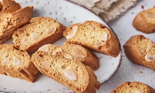 Knusprige Cantuccini mit Mandeln auf einem Teller, perfekt für ein Cantuccini Rezept.