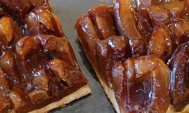 Saftiger Zwetschgenkuchen vom Blech, mit glänzenden, karamellisierten Zwetschgenstücken auf knusprigem Teig. Ein Genuss!