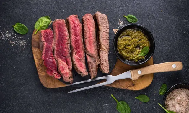 Saftiges Steak, perfekt gegrillt, mit Kräuterpesto. Tolle Ideen für Gasgrill Rezepte!