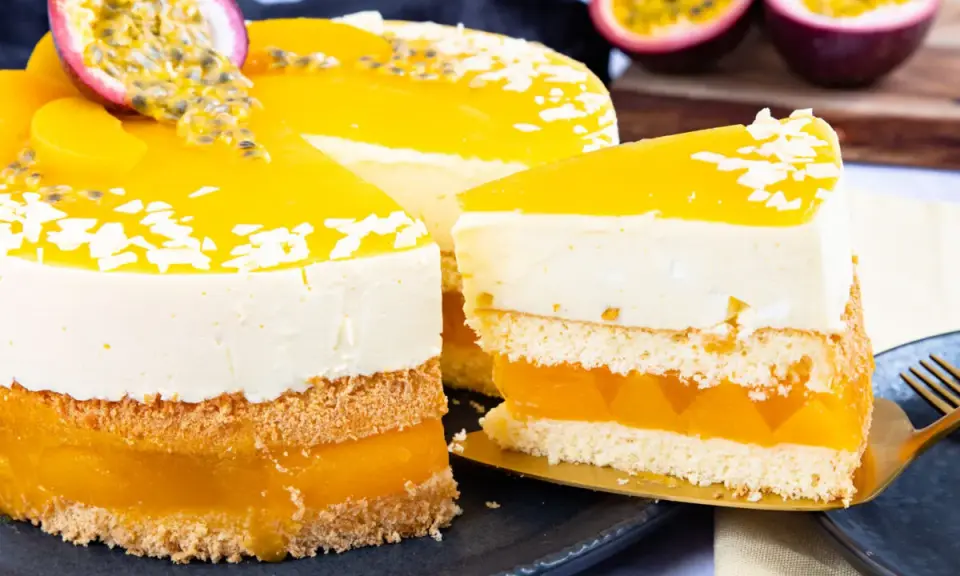 Eine saftige Pfirsich Maracuja Torte mit fruchtiger Geleeschicht, cremiger Mousse und frischen Früchten. Ein Genuss für Augen und Gaumen!