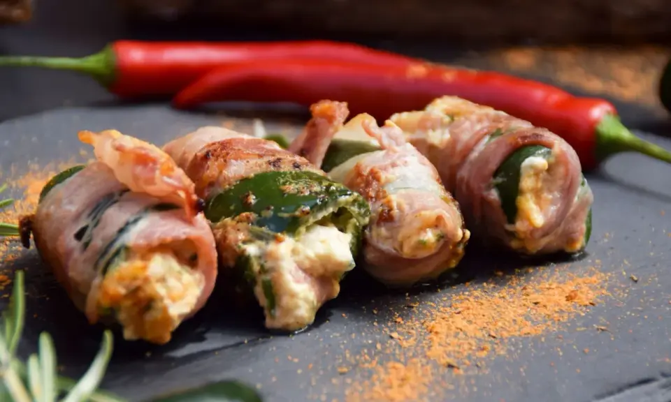 Gefüllte Jalapeños, umwickelt mit Speck, sind ein köstlicher Snack. Was sind Jalapeños? Kleine, grüne Chilis mit moderater Schärfe.