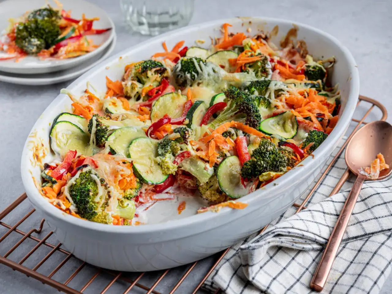 Ein k&ouml;stlicher Gem&uuml;seauflauf mit Brokkoli, Zucchini und Karotten, &uuml;berbacken mit K&auml;se. Perfekt f&uuml;r ein gesundes Auflauf Rezept.