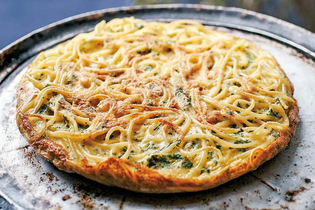 Herzhaftes Gericht aus Nudeln vom Vortag, gebacken zu einer goldbraunen Frittata mit Kr&auml;utern.