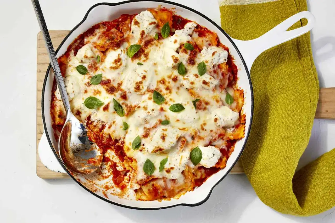 Herzhaft &uuml;berbackene Ravioli in Tomatenso&szlig;e mit geschmolzenem K&auml;se und frischem Basilikum. Perfekt f&uuml;r die Frage: was koche ich heute?