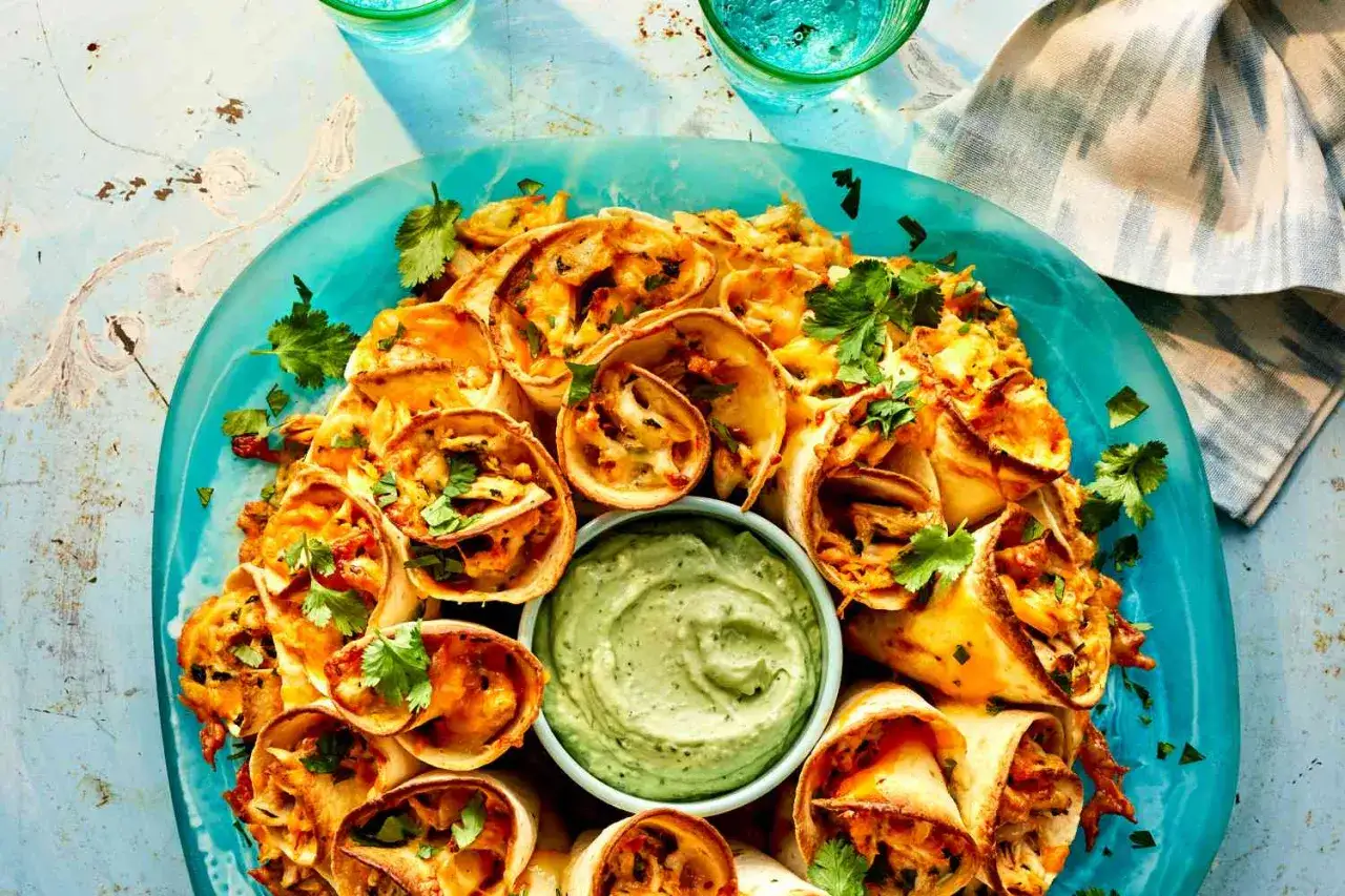 Herzhafte Snacks: Gerollte Tortillas mit w&uuml;rziger F&uuml;llung und cremiger Dip, garniert mit Koriander. Perfekt f&uuml;r jede Party!