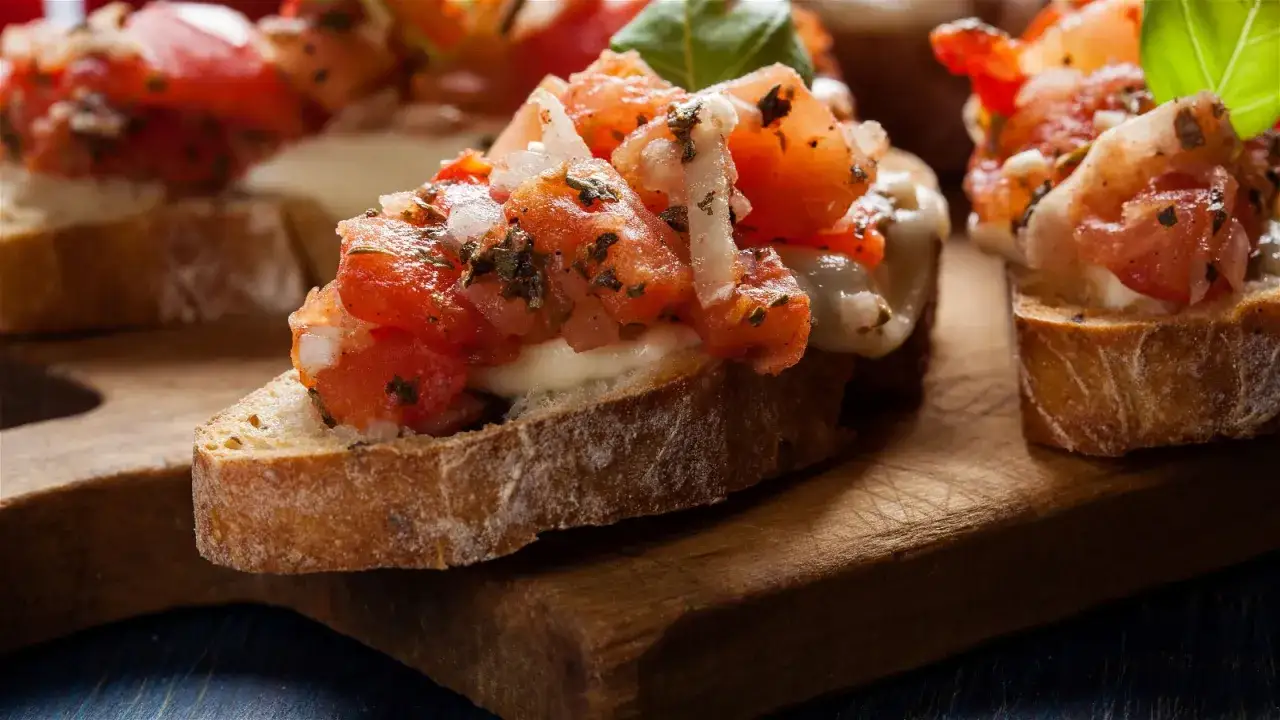 Knusprige Baguette-Scheiben mit geschmolzenem K&auml;se und frischen Tomaten, garniert mit Basilikum. Ein Genuss f&uuml;r Augen und Gaumen.