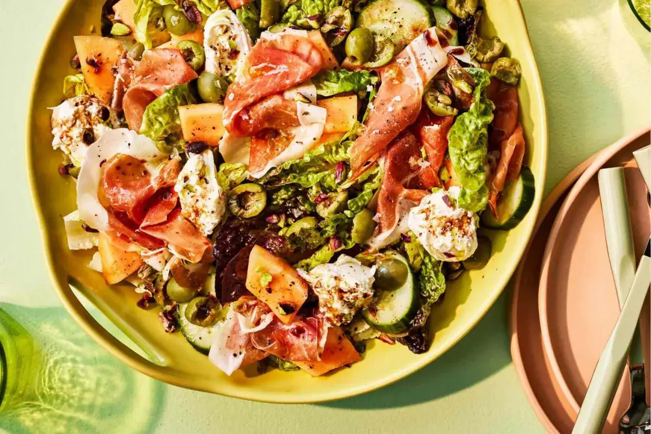 Bunter Salat mit Melone, Prosciutto, Mozzarella und Oliven &ndash; ein schnelles Essen ohne Kochen.