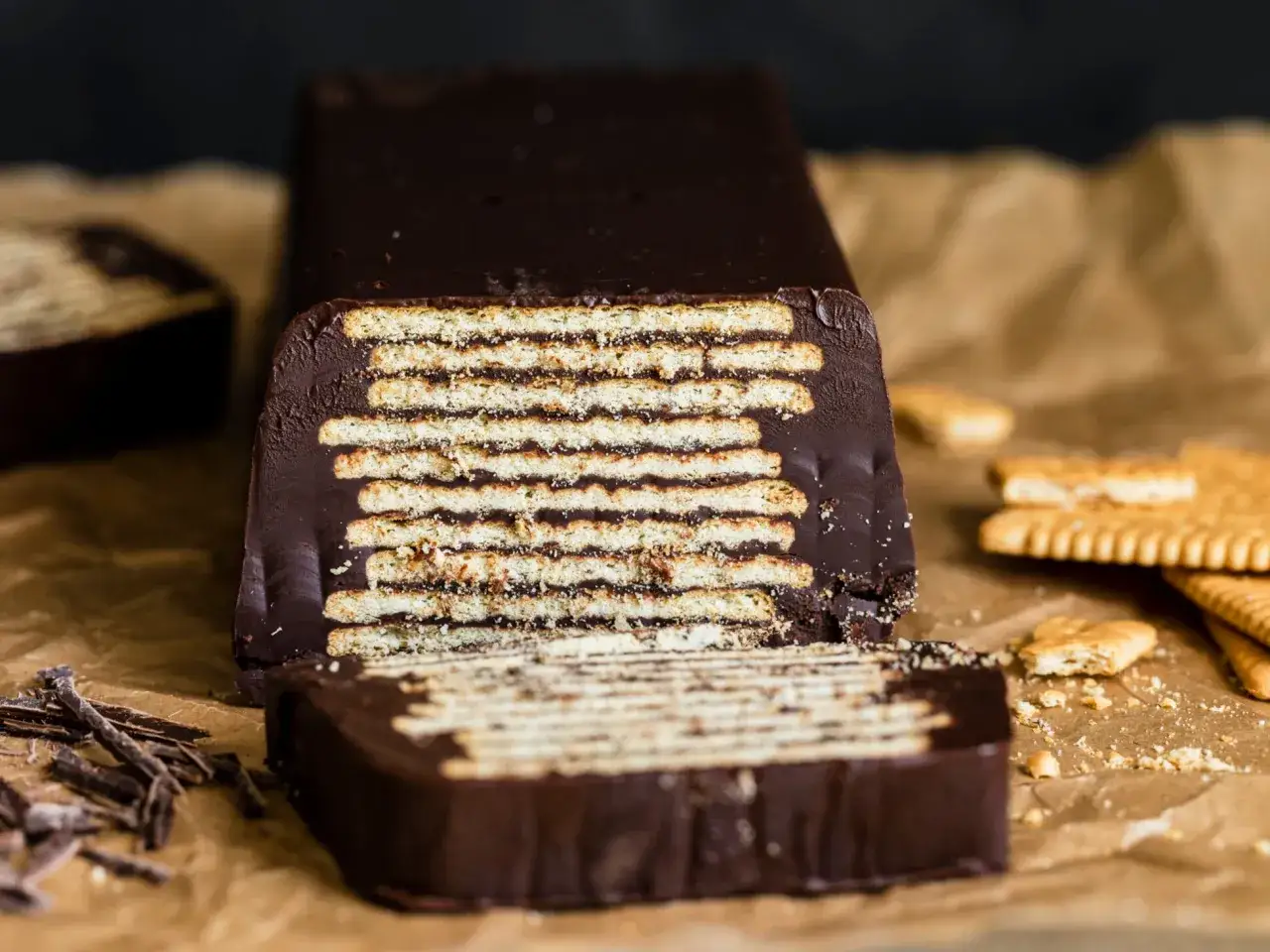 Ein Schokoladenkuchen mit Schichten aus Keksen und Schokoladencreme, der an einen kalten Hund erinnert.