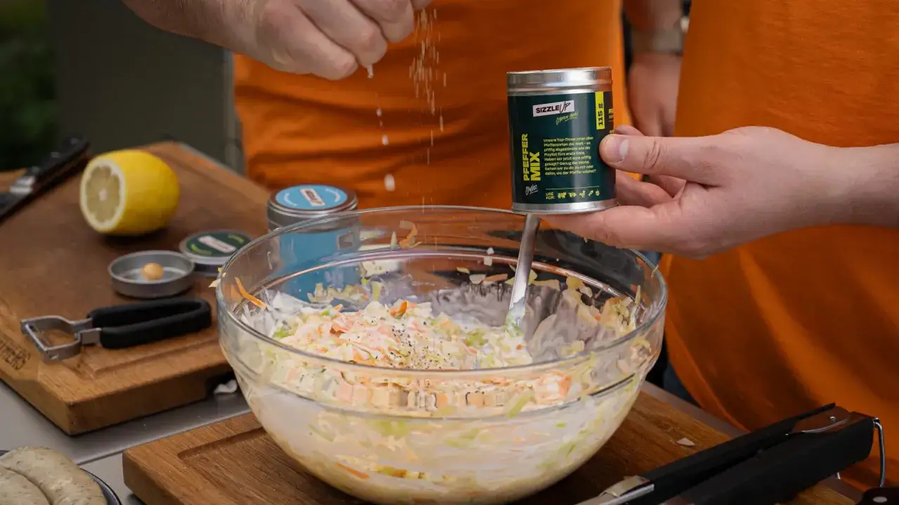 Frischer Coleslaw wird mit Pfeffermix gew&uuml;rzt. Ein tolles Rezept f&uuml;r den Sommer!