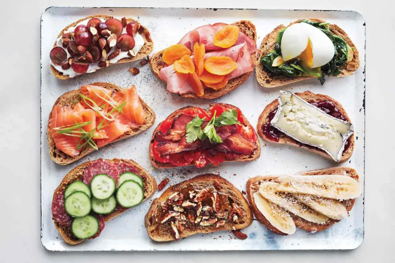 Vielf&auml;ltige Toast-Rezepte: von Lachs &uuml;ber Speck bis zu s&uuml;&szlig;en Varianten mit Banane und N&uuml;ssen.