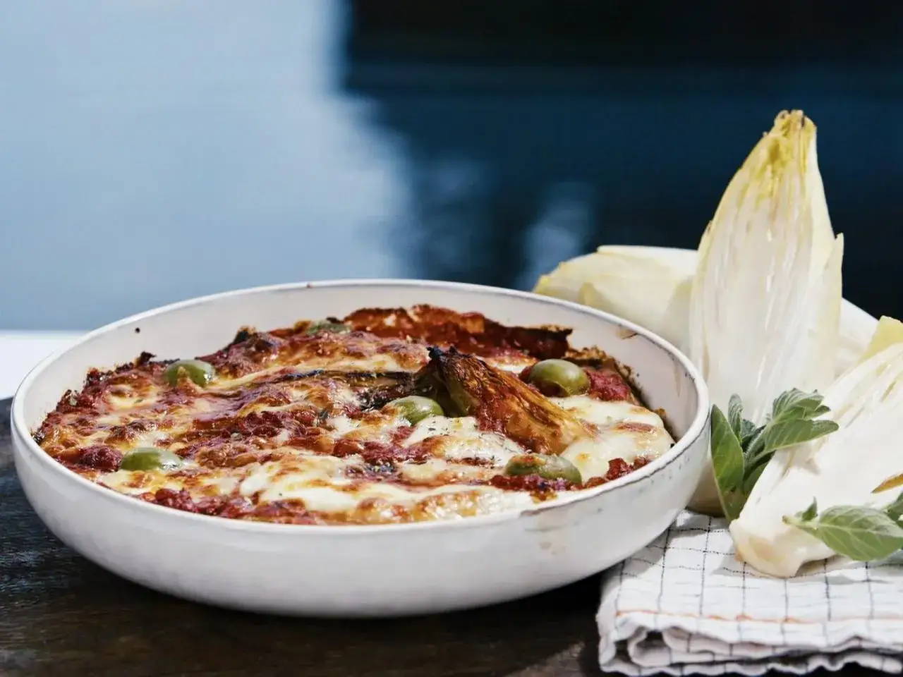 &Uuml;berbackener Chicor&eacute;e mit Tomaten und K&auml;se, ein k&ouml;stliches Gericht, das zeigt, wie vielseitig Chicor&eacute;e ist. Tolle Inspiration f&uuml;r Chicor&eacute;e Rezepte!