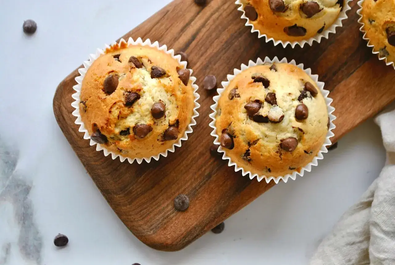 Schokoladenmuffins auf Holzbrett. Die Frage 